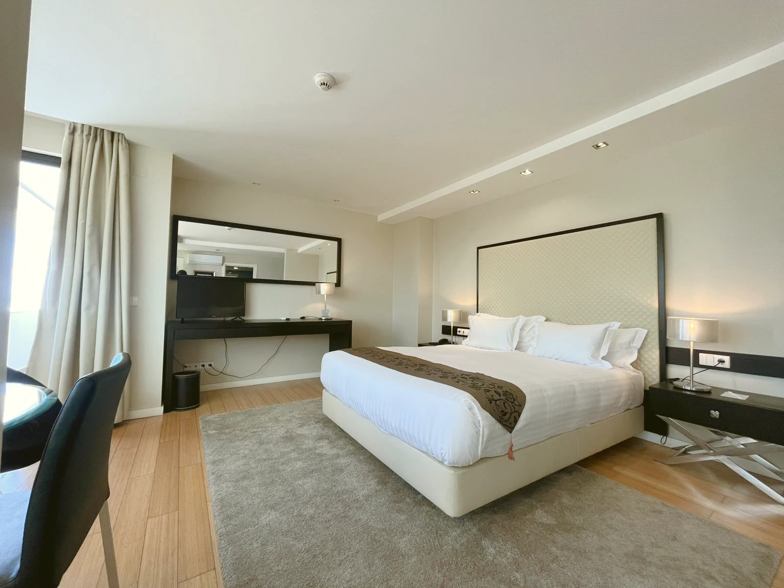 Suite with Balcony, Sea & River View